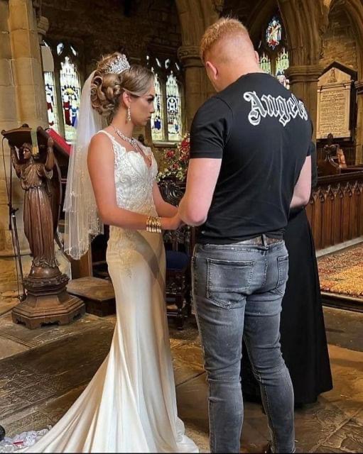 Man shows up to his wedding in jeans and t-shirt – people on the internet give opinions