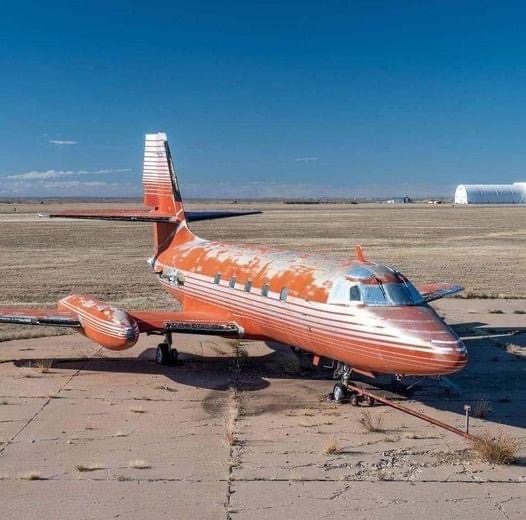 Elvis Presley’s 1962 private jet has finally been sold, and the interior is breathtaking.