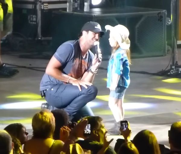 (VIDEO)Luke Bryan Joined by Enthusiastic Young Fan Onstage Who Sings Along to Every Word!