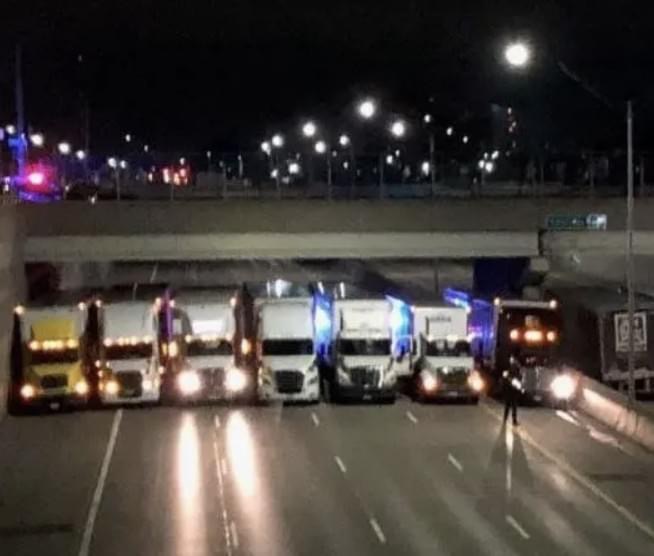 (VIDEO)13 Truck Drivers Turn Heads After Blocking Highway To Form ‘Safety Net’